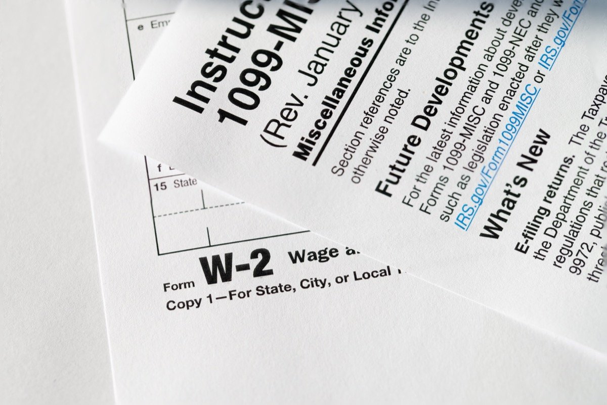 W-4 vs 1099: What It Means for Your Paychecks, Taxes, and Protections